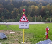 Warneinrichtung mit Hinweisschild